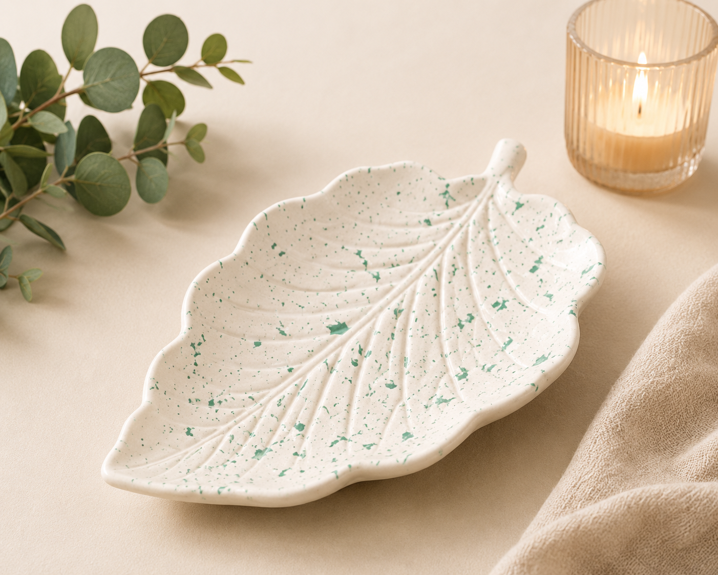 Piattino Foglia Portaoggetti in Gesso Ceramico – Design Naturale Ocadè